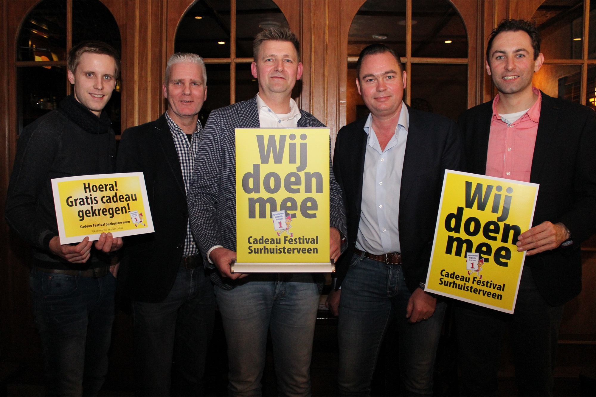 Vrijdagavond werd het startschot gegeven van het unieke cadeaufestival in Surhuisterveen. Op de foto staan vanaf links Robbert Oegema, Ale Procee, Ytzen Borger, Bernhard Baron en Klaas Helfrich van de organisatie.